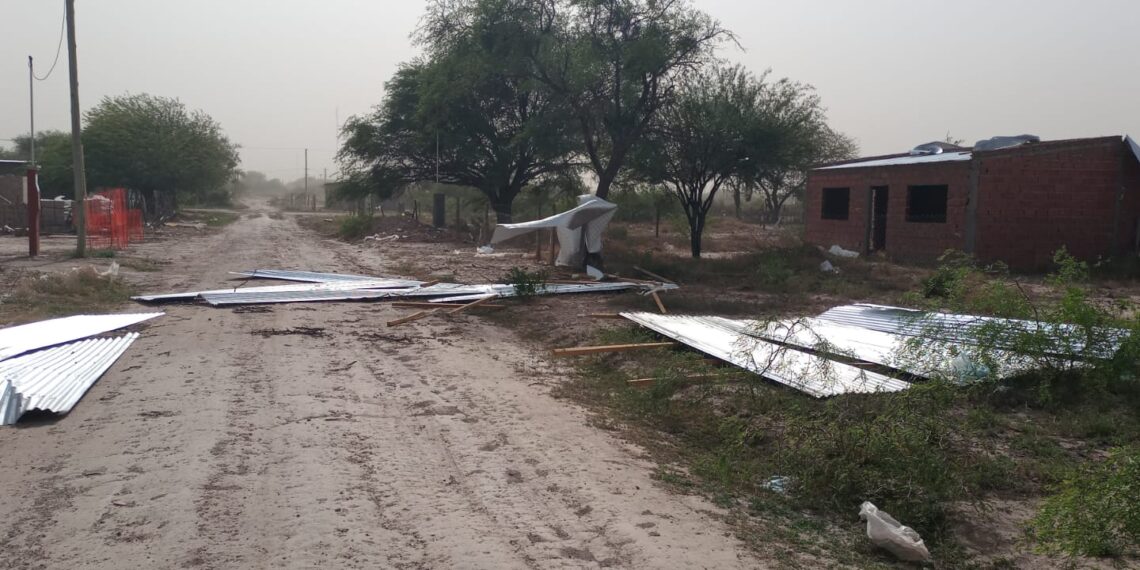 Fuerte viento provocó voladura de techo y caída de postes