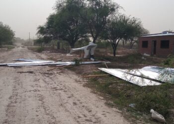 Fuerte viento provocó voladura de techo y caída de postes