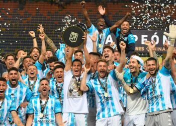 Racing amargó a Boca en un final caliente y se quedó con el Trofeo de Campeones