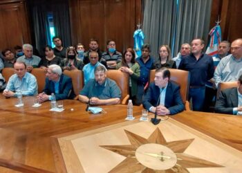 Zamora anunció un bono de $200 mil en tres cuotas y un incremento del 95% en el básico de los empleados públicos desde febrero