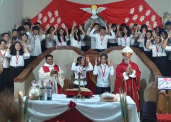 Jóvenes recibieron la confirmación en la parroquia de Los Telares