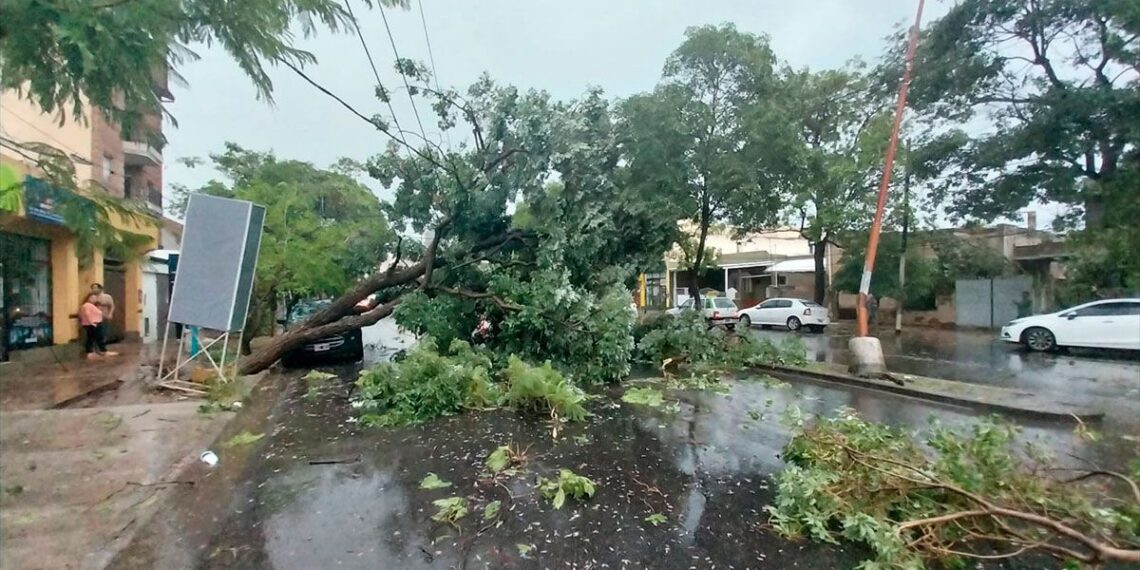 La lluvia, granizo y el viento generaron diversas complicaciones en la ciudad capital