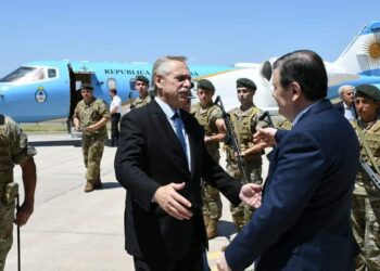 El presidente llego a Santiago y fue recibido por el Gobernador