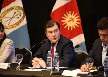 El gobernador Gerardo Zamora llegó al Chaco para la reunión del Comité Interjurisdiccional de Bajos Submeridionales