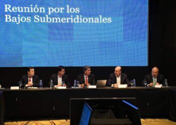 El gobernador Gerardo Zamora llegó al Chaco para la reunión del Comité Interjurisdiccional de Bajos Submeridionales