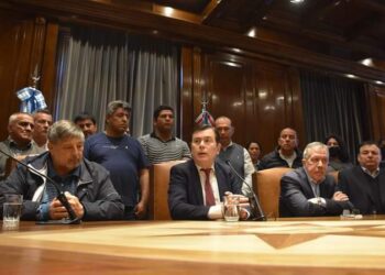 El Gobierno de la provincia de Santiago del Estero junto a la mesa de dialogo y trabajo fijo como ayuda escolar el monto de 40.000 por alumno