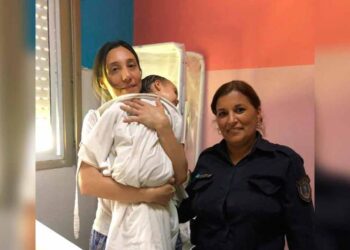Dos mujeres policías reanimaron a un niño de un año que convulsionaba en la calle