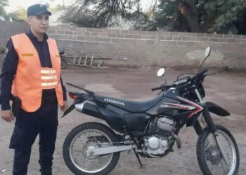 EN UN OPERATIVO POLICÍAL  DETUVIERON UN MOTOVEHICULO QUE TENIA IMPEDIMENTOS LEGALES PARA CIRCULAR
