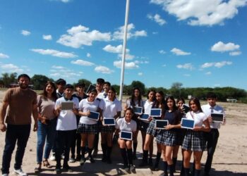 A través del programa medios digitales el Comisionado Municipal de Chilca Juliana hizo entrega de tablets