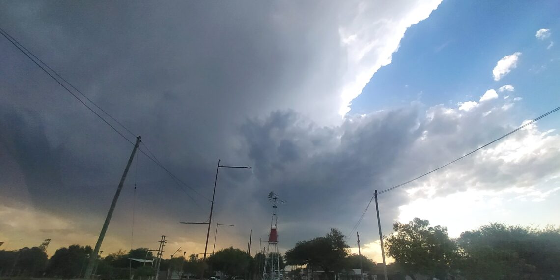 se anuncian tormentas y chaparrones, ráfagas de 50 k/h y 29º de máxima