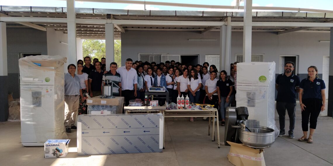 El agrupamiento N° 86.166 de Varas Cuchuna Dpto. Salavina recibió del Programa provincial ESCUELA ESCALA METAS importantes herramientas