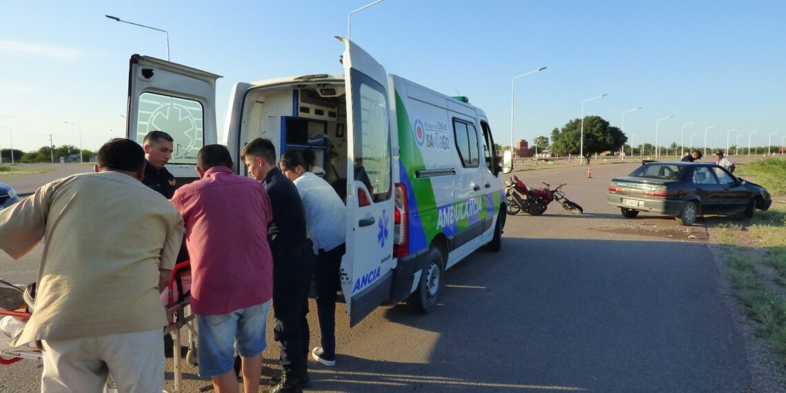 Fuerte colisión entre una motocicleta y un automóvil en el acceso a Los Telares