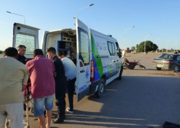 Fuerte colisión entre una motocicleta y un automóvil en el acceso a Los Telares