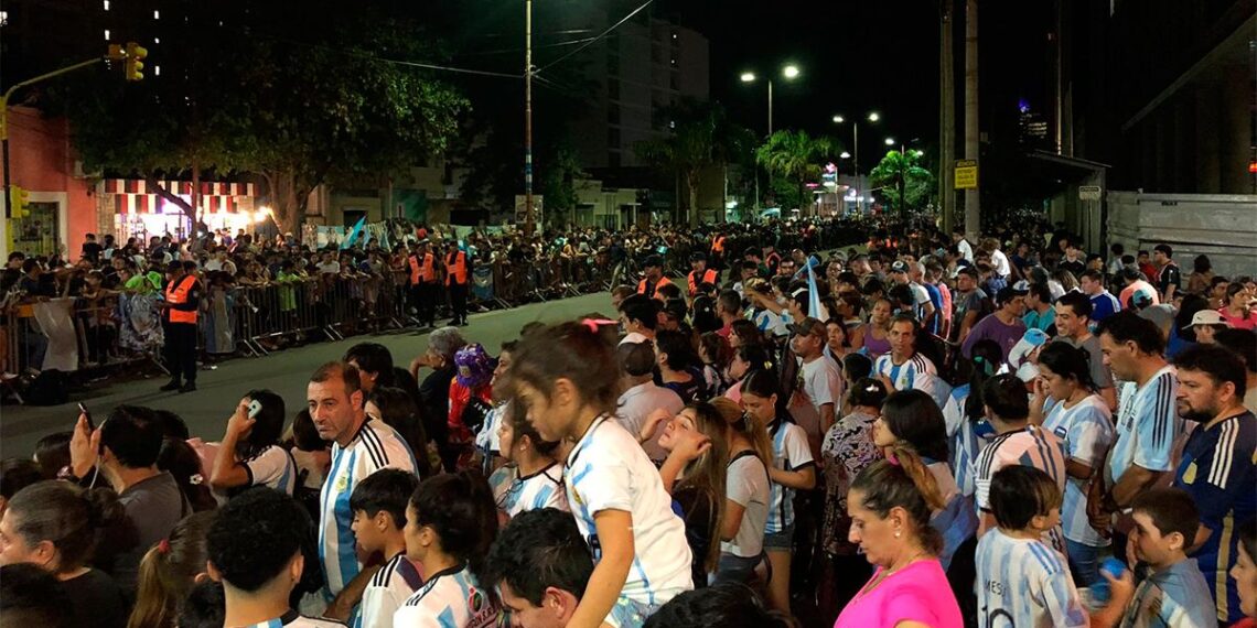 La Selección Argentina llegó a Santiago del Estero y fue recibida por el cariño de miles de hinchas