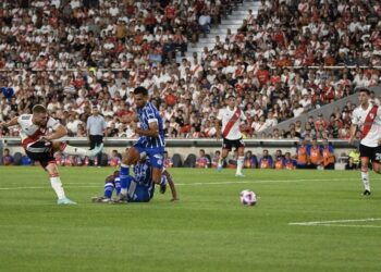 River goleó a Godoy Cruz en el Monumental y es escolta