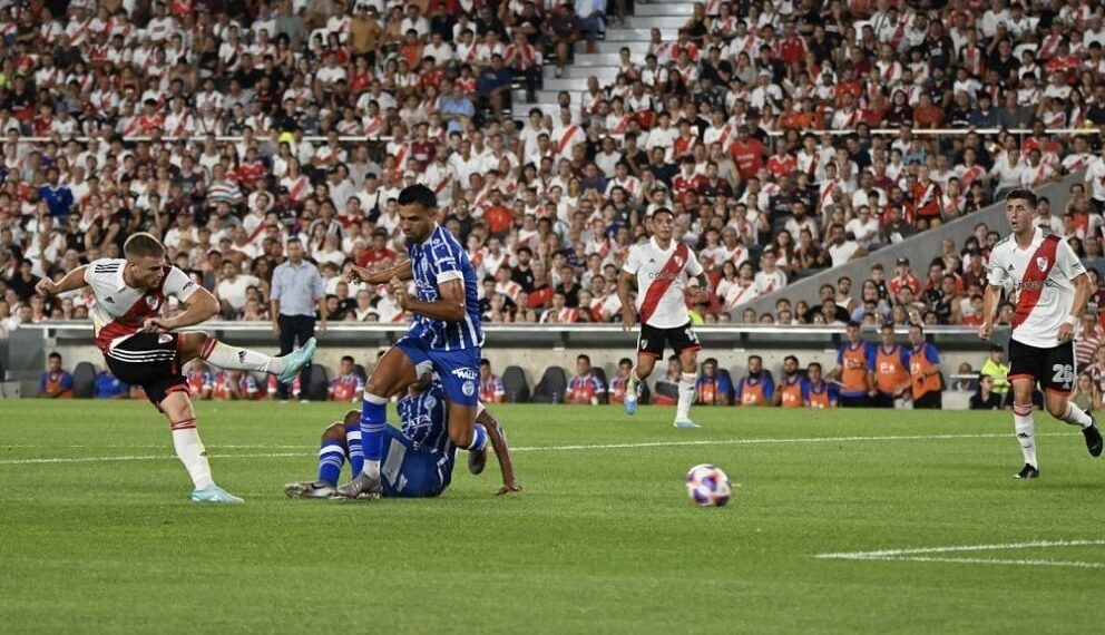 River goleó a Godoy Cruz en el Monumental y es escolta