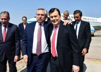 Alberto Fernández fue recibido en Santiago por el gobernador Zamora