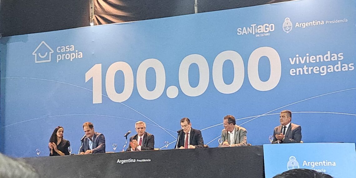La Intendente Nora Roldán acompañó al Sr. Gobernador Dr. Gerardo Zamora en acto de entrega de 575 viviendas,