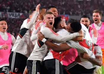 River festejó ante Boca sobre la hora en un Superclásico que terminó con escándalo
