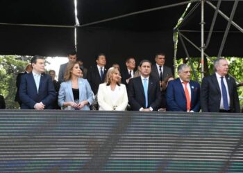 El gobernador Gerardo Zamora encabezó el acto por el 213º Aniversario de la Revolución De Mayo en Plaza Libertad 