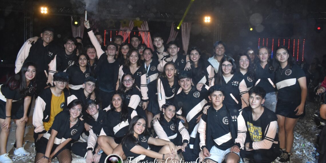 La Promo 2023 del colegio Jorge W Ábalos realizaron la presentación de camperas