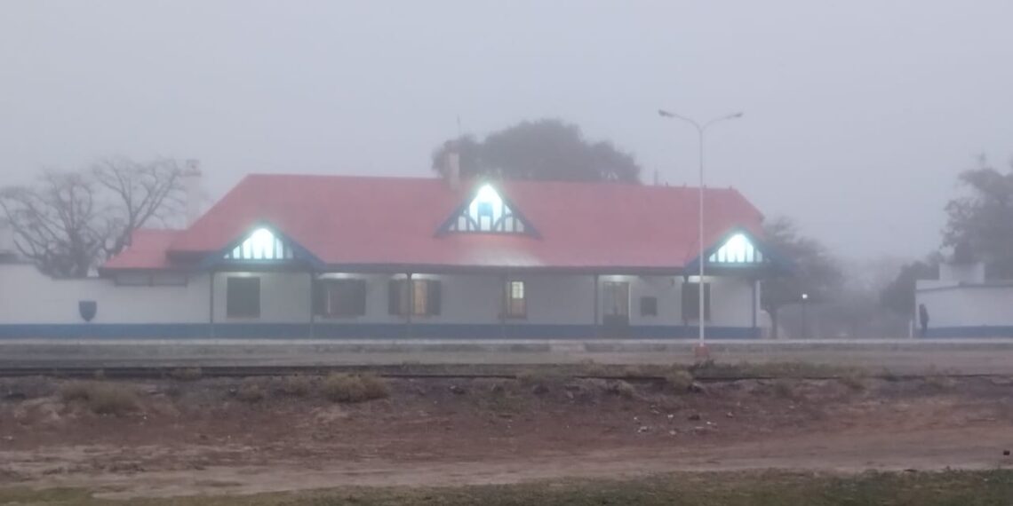 un jueves con un cielo ligeramente nublado y vientos del sector norte y con 28º