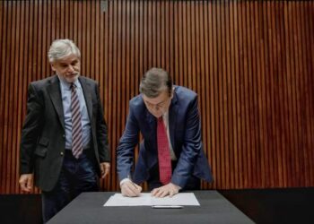 El Gobernador Gerardo Zamora firmo la adjudicación de equipamiento del Programa Federal Equipar Ciencia