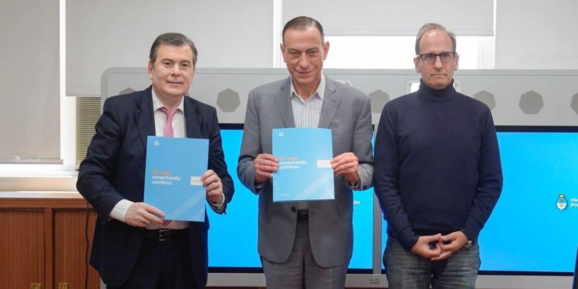 Gerardo Zamora participó de la firma de dos convenios con el Director de Vialidad Nacional