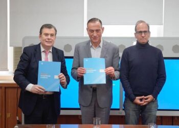 Gerardo Zamora participó de la firma de dos convenios con el Director de Vialidad Nacional