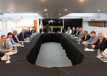 Zamora y otros gobernadores se reunieron con Massa que designó a De Pedro como jefe de campaña