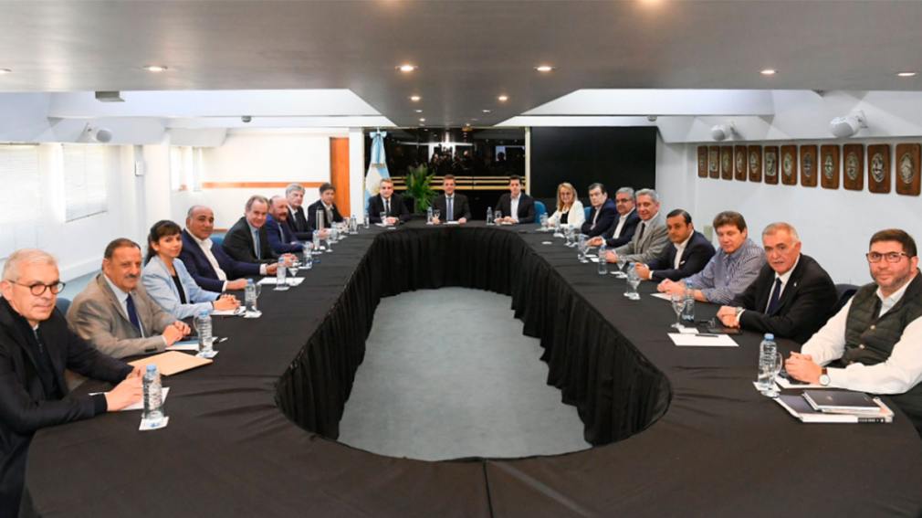Zamora y otros gobernadores se reunieron con Massa que designó a De Pedro como jefe de campaña