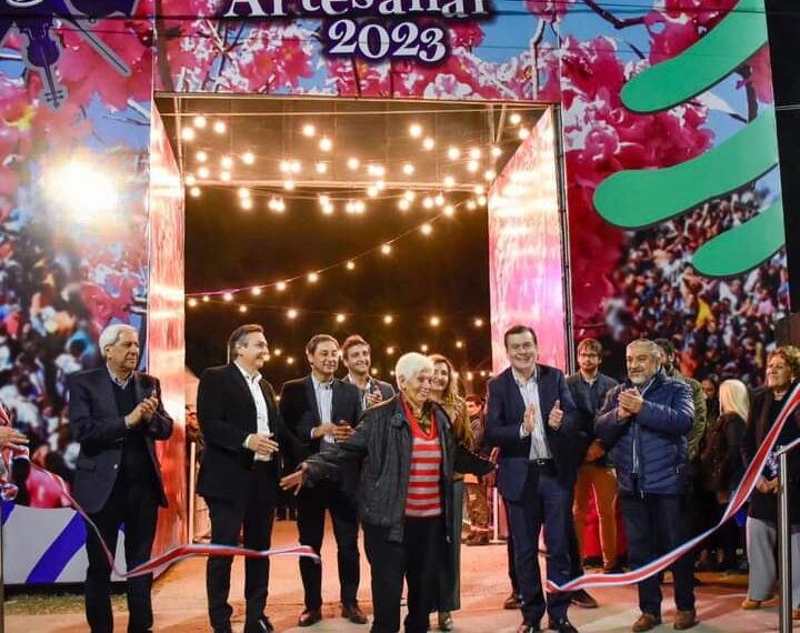 El gobernador Gerardo Zamora junto a la intendente Norma Fuentes, dejó oficialmente inaugurada la Feria Artesanal en el Parque Aguirre