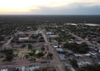 Alumnos de 7° grado de la Escuela Primaria de Anga presentaron sus camperas