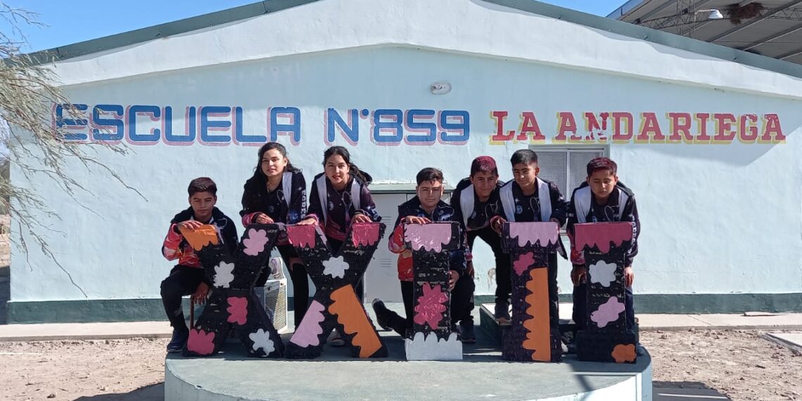 Alumnos de 7° grado de la Escuela Primaria de Anga presentaron sus camperas