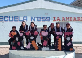 Alumnos de 7° grado de la Escuela Primaria de Anga presentaron sus camperas
