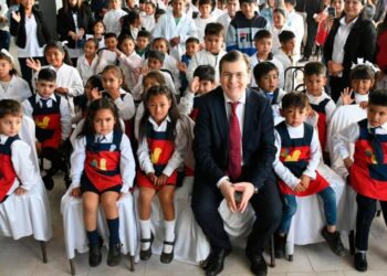 Zamora inauguró dos establecimientos educativos y entregó viviendas en el departamento Figueroa
