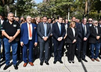 El gobernador Gerardo Zamora encabezó el acto por el 173° aniversario del fallecimiento del General Jose de San Martín