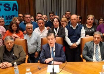 Zamora anunció una recomposición salarial más un bono de $400 mil para los empleados públicos
