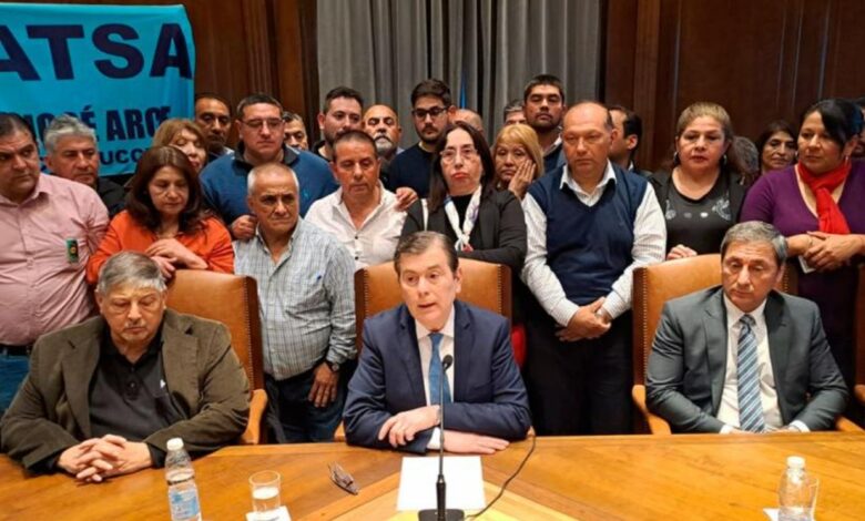 Zamora anunció una recomposición salarial más un bono de $400 mil para los empleados públicos