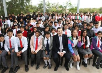 El Gobernador Zamora habilitó un renovado edificio educativo, entregó viviendas sociales y realizó importantes anuncios