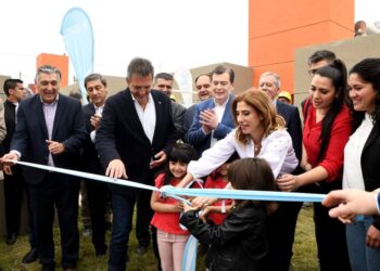El Gobernador Gerardo Zamora y El Ministro de economía Sergio Massa entregaron 240 viviendas en el barrio Mama Antula