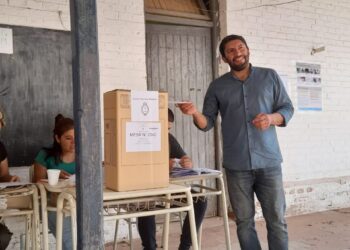 Ado Mansilla comisionado de Chilca Juliana emitió su voto