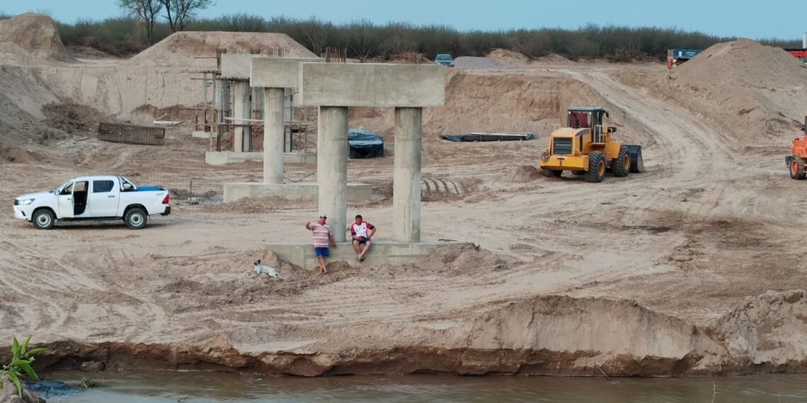 El comisionado de Villa Salavina supervisó los avances de obra del puente chinuna en el rio Saladillo