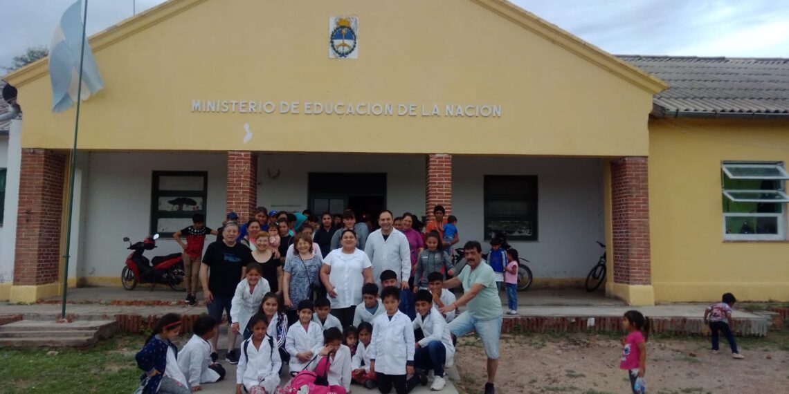 Niñas y niños de la escuela primaria 734 de Cerrillos, reciben donación de calzado y ropa nuevas