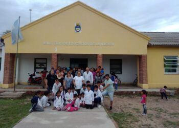 Niñas y niños de la escuela primaria 734 de Cerrillos, reciben donación de calzado y ropa nuevas