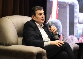 El gobernador participó del encuentro de profesionales “Diálogos por el Hacer”