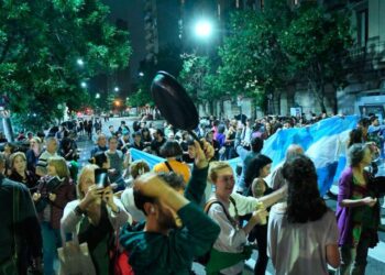 Protesta frente al Congreso de la Nación contra el DNU de Javier Milei