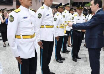 El Gobernador Gerardo Zamora encabezó el acto de egreso de los nuevos oficiales e inauguró la nueva escuela de reentrenamiento