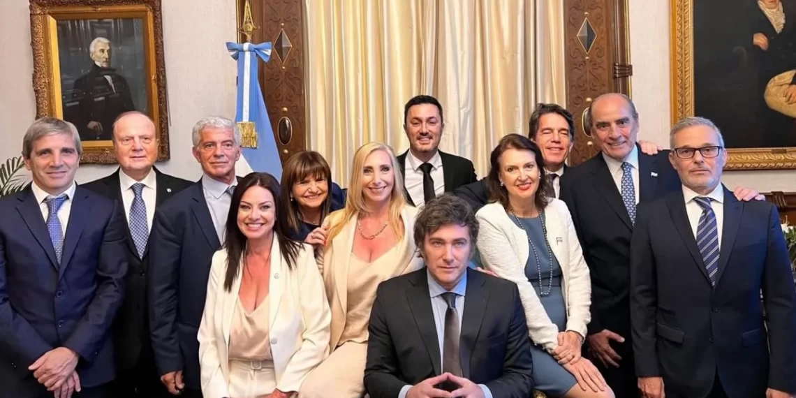 Milei tomó juramento a sus ministros en ceremonia privada y sin transmisión