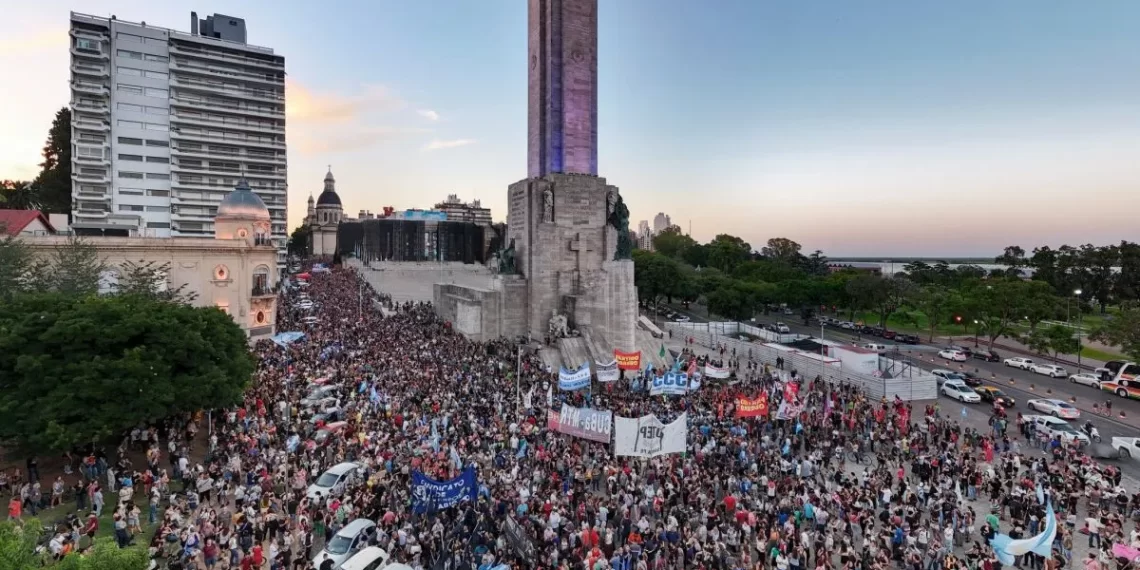 Continúan los cacerolazos en el Congreso: agrupaciones y autoconvocados se movilizan contra el DNU
